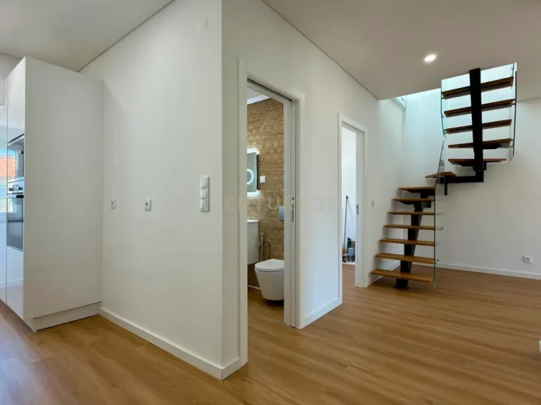 Apartamento T2+1 duplex remodelado na Cova da Piedade, Almada - imagem 1
